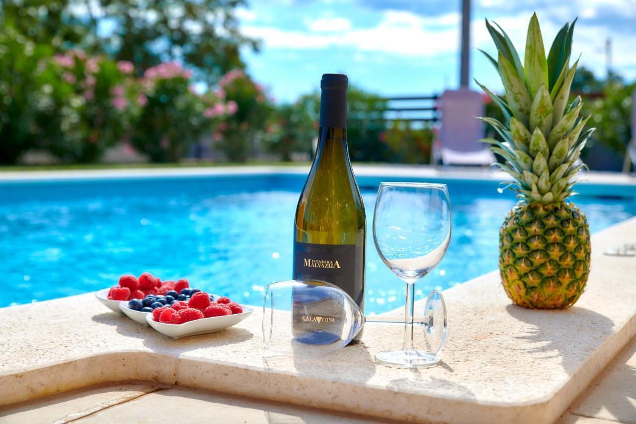 Villa Bartona For 8 Persons With Private Swimmingpool Pula Exterior foto